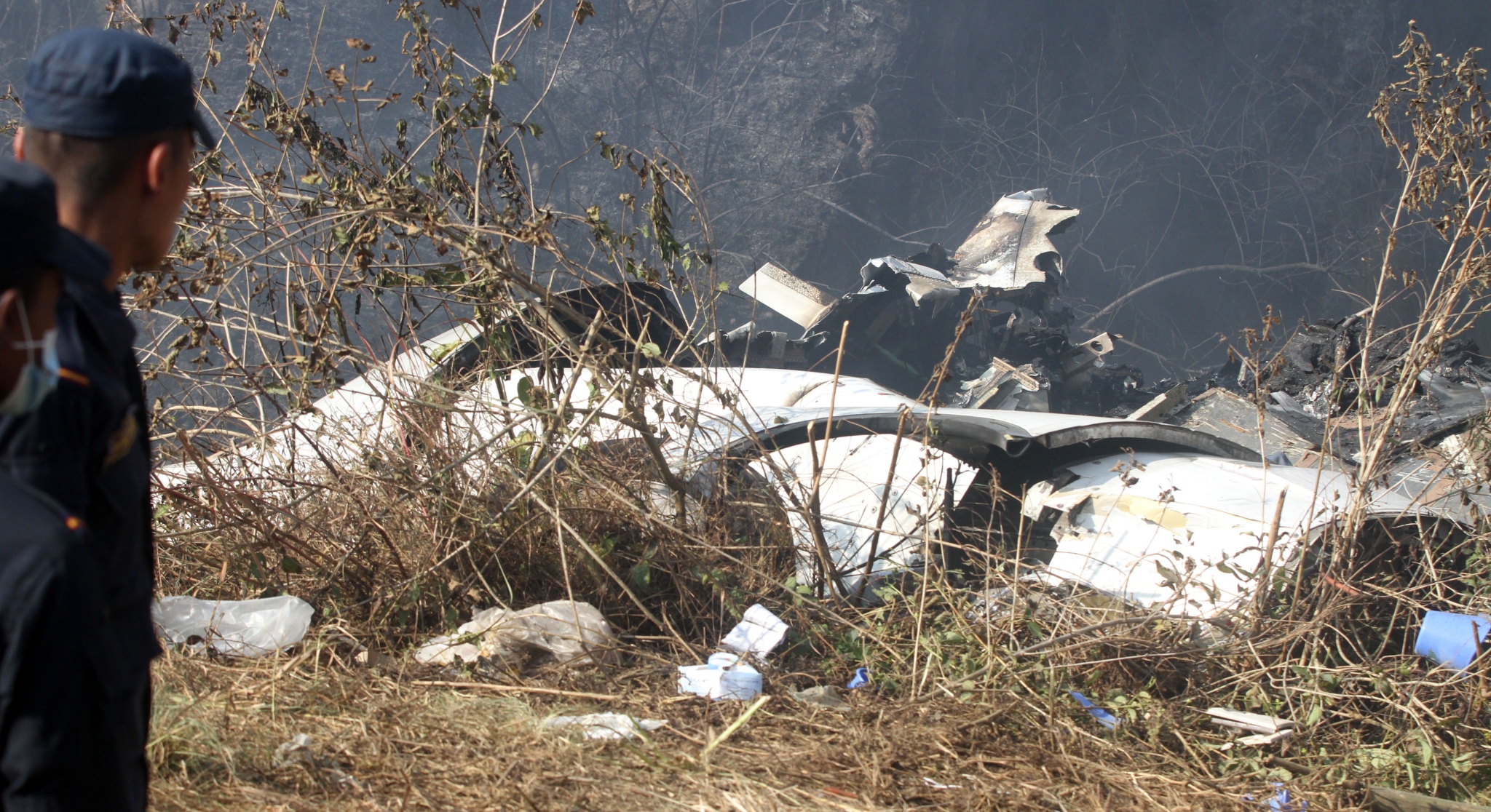 当地时间2023年1月15日，尼泊尔博克拉，坠毁客机现场的机体残骸。