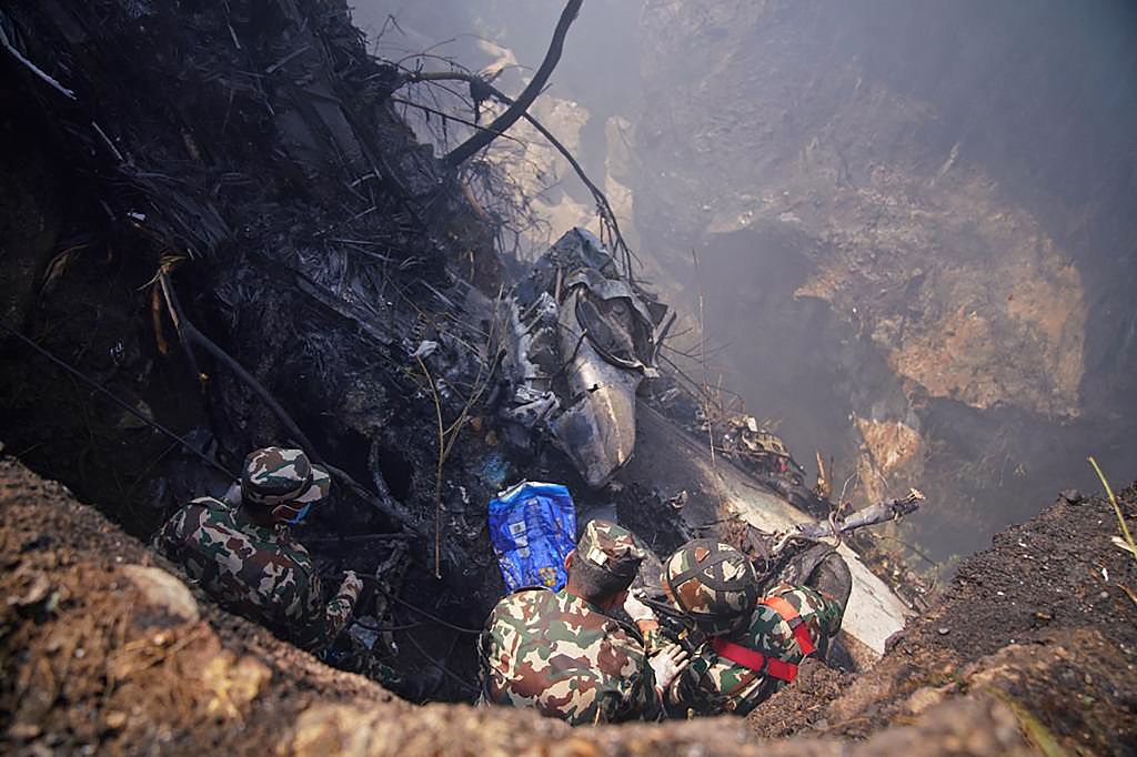 当地时间2023年1月15日，尼泊尔博克拉，客机坠毁在塞蒂河峡谷附近。