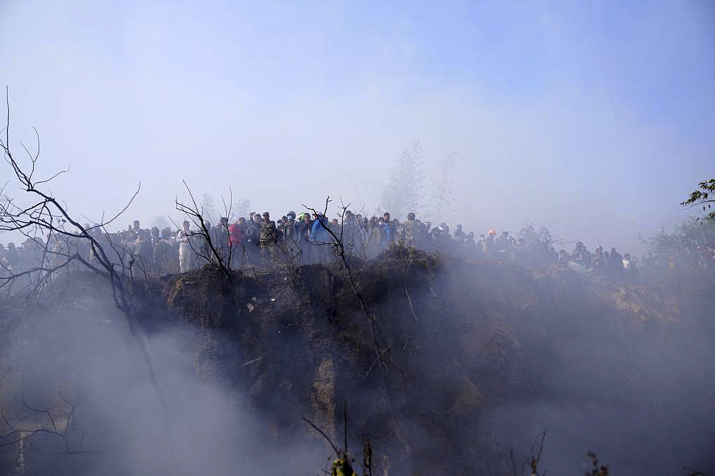 当地时间2023年1月15日，尼泊尔博克拉，空难现场浓烟滚滚，地面已被烧焦。