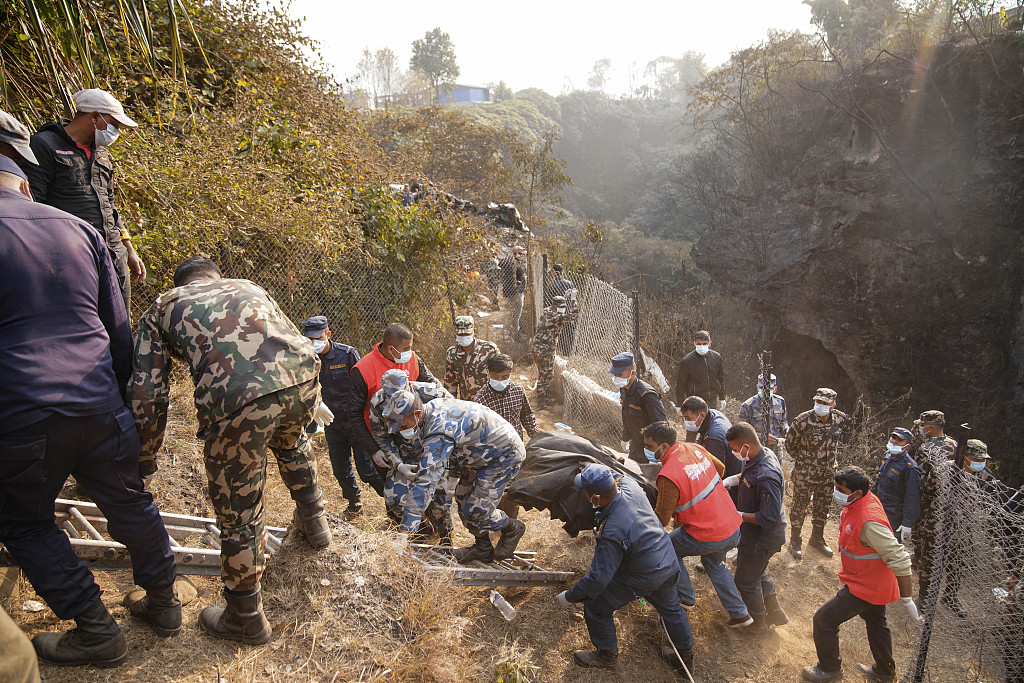 当地时间2023年1月15日，尼泊尔博克拉，救援人员发现坠机遇难者遗体。
