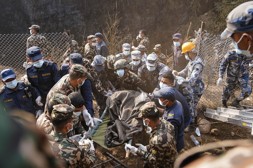 当地时间2023年1月15日，尼泊尔博克拉，救援人员发现坠机遇难者遗体。