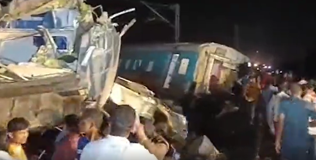 印度列车相撞已致233死 莫迪:痛心